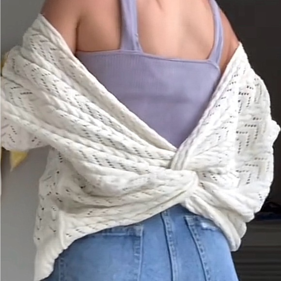 Francesca’s Twist Knot White Sweater Size Medium - Picture 4 of 6